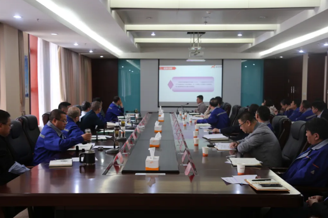 公司总经理杨国平主持会议,副总经理肖鹏,徐靖,杨海东,高文杰,何创明